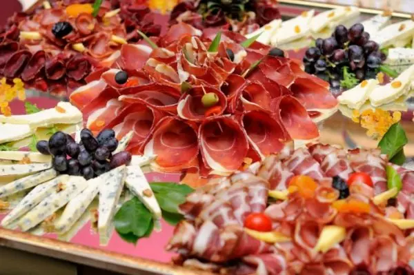 Kalte Platte mit Geselchtem, Wurst und Speck