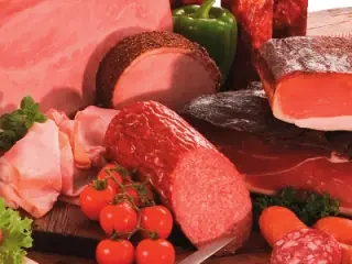 Wurstwaren aus hofeigener Erzeugung: Salami, Geselchtes und Aufschnitt